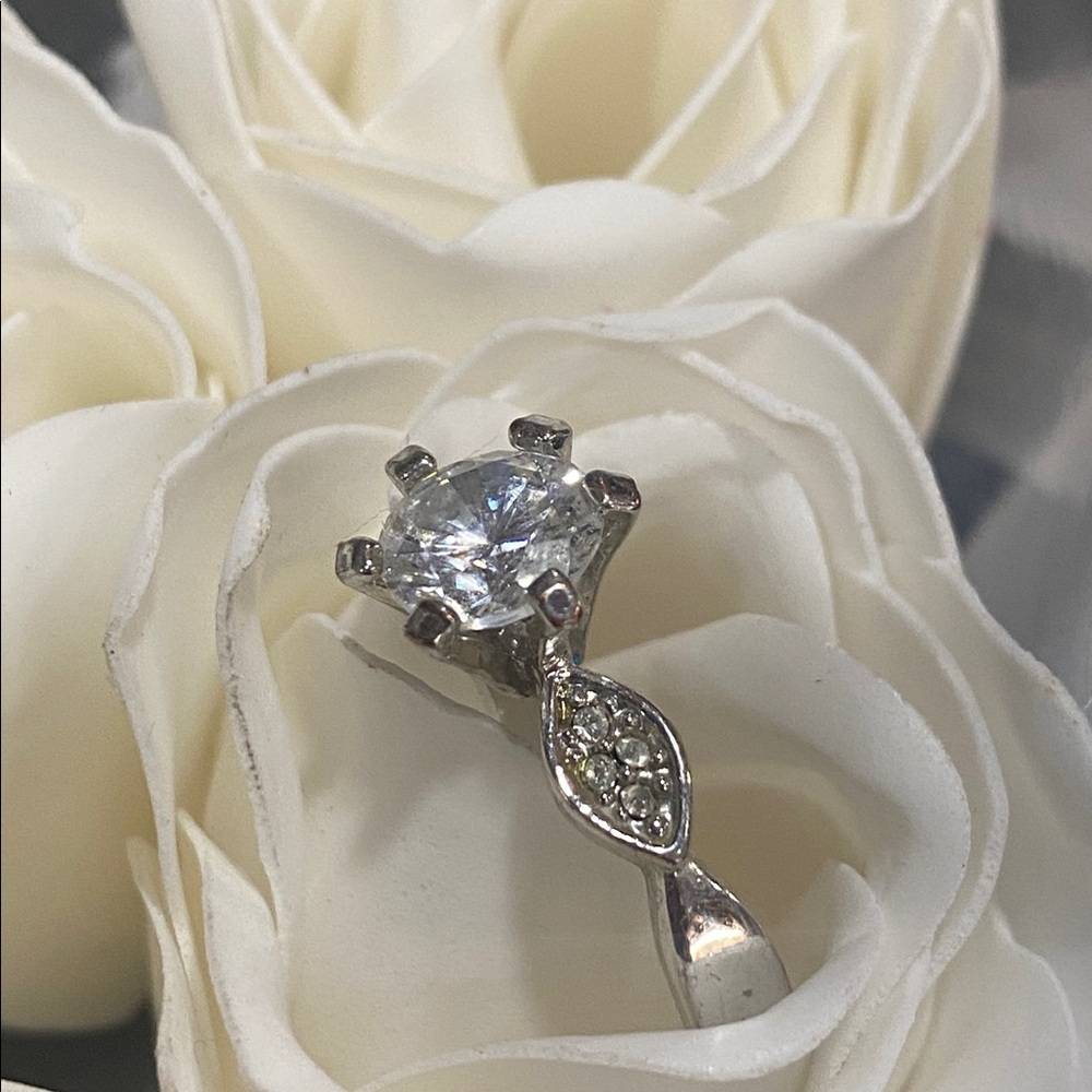 Size 8 Costume Engagement Ring - Picture 4 of 4
